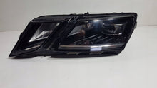 Laden Sie das Bild in den Galerie-Viewer, Frontscheinwerfer Skoda Octavia III 5E1941015D Links Scheinwerfer Headlight SCH2616070306lt