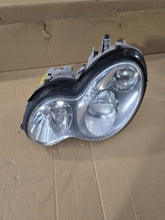 Laden Sie das Bild in den Galerie-Viewer, Frontscheinwerfer Mercedes-Benz W203 A2038203759 Links Scheinwerfer Headlight SCH1930227207wm