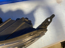 Laden Sie das Bild in den Galerie-Viewer, Frontscheinwerfer Opel Vivaro Zafira C 9832837680-00 Links Headlight SCH9143560358kw