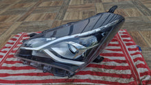 Laden Sie das Bild in den Galerie-Viewer, Frontscheinwerfer Toyota Yaris 677 163 85122000 Links Scheinwerfer Headlight SCH3448386180dk
