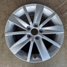 Laden Sie das Bild in den Galerie-Viewer, 1x Alufelge 15 Zoll 6.0&quot; 5x100 40ET Glanz Silber 6C0601025 VW Polo Rim Wheel