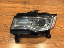 Laden Sie das Bild in den Galerie-Viewer, Frontscheinwerfer Jeep Grand Cherokee Wk2 68144709AG Links Headlight SCH7043100605yv