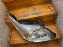 Laden Sie das Bild in den Galerie-Viewer, Frontscheinwerfer Toyota Avensis Rechts Scheinwerfer Headlight SCH1964251106yz