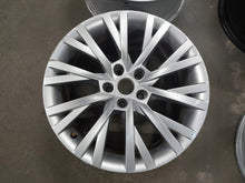 Load image into Gallery viewer, 1x Alufelge 18 Zoll 8.0" 5x112 44ET Glanz Silber 3V0601025 Skoda Superb Iii FEL7755430996vn