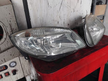 Load image into Gallery viewer, Frontscheinwerfer Skoda Fabia II Roomster Ein Satz Scheinwerfer Headlight SCH9066921918jj