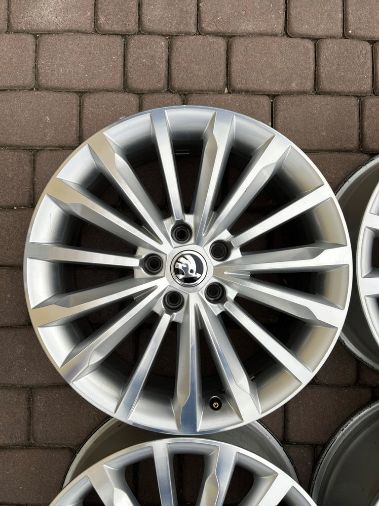 4x Alufelge 18 Zoll 7.0" 5x112 43ET Glanz Silber 565601025E Skoda Kodiaq FEL4981756231tn