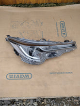 Laden Sie das Bild in den Galerie-Viewer, Frontscheinwerfer Toyota Corolla 81110-02S70 LED Ein Stück (Rechts oder Links)