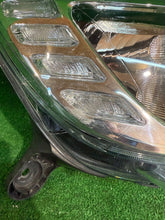 Laden Sie das Bild in den Galerie-Viewer, Frontscheinwerfer Dacia Logan Sandero II 90114431 260108435R Rechts Headlight