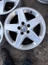 Laden Sie das Bild in den Galerie-Viewer, 1x Alufelge 16 Zoll 6.5" 5x108 52ET Glanz Silber 30671413 Volvo V70 V60 S60 S40 FEL9859916233xb