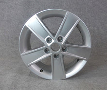 Laden Sie das Bild in den Galerie-Viewer, 1x Alufelge 16 Zoll 6.0&quot; 5x112 48ET Glanz Silber 5E0601025M Skoda Octavia Iii