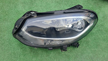 Laden Sie das Bild in den Galerie-Viewer, Frontscheinwerfer Mercedes-Benz W246 A2468205361 Ein Stück (Rechts oder Links) SCH3087820494bf