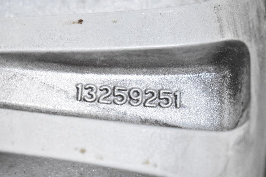 1x Alufelge 18 Zoll 8.0" 5x115 46ET Glanz Grau 13259251 Opel Astra J Zafira C