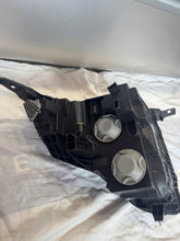 Laden Sie das Bild in den Galerie-Viewer, Frontscheinwerfer Ford Courier 11071087F R2X6-13E015-AG Links Headlight SCH1200857509dz