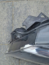 Load image into Gallery viewer, Frontscheinwerfer Toyota Yaris Xenon Links Scheinwerfer Headlight