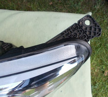 Laden Sie das Bild in den Galerie-Viewer, Frontscheinwerfer Ford Focus JX7B-13W030-AE Ein Stück (Rechts oder Links) SCH6702960505nx