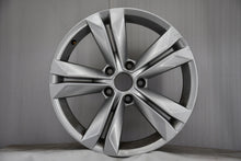 Laden Sie das Bild in den Galerie-Viewer, 1x Alufelge 17 Zoll 7.0" 5x112 39ET Glanz Silber 7N5601025G Seat Alhambra FEL9338354714eg