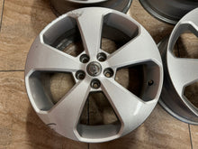 Laden Sie das Bild in den Galerie-Viewer, 4x Alufelge 17 Zoll 7.0" 5x105 38ET Glanz Silber Opel Mokka Rim Wheel FEL9428618164xz