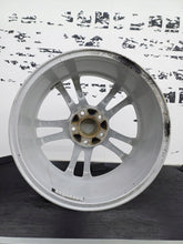 Laden Sie das Bild in den Galerie-Viewer, 1x Alufelge 18 Zoll 8.0" 5x120 30ET Glanz Silber BMW 1 Rim Wheel FEL5182501097hs