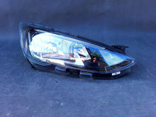 Laden Sie das Bild in den Galerie-Viewer, Frontscheinwerfer Ford Focus JX7B-13W029-CF Rechts Scheinwerfer Headlight