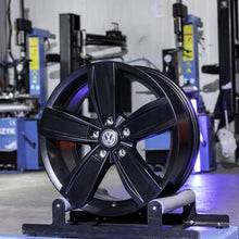 Load image into Gallery viewer, 4x Alufelge 17 Zoll 7.0" 5x112 40ET Glanz Schwarz Audi Passat Tiguan Touran Golf FEL7179755245gg
