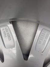 Laden Sie das Bild in den Galerie-Viewer, 1x Alufelge 17 Zoll 7.0&quot; 5x112 40ET 3V0601025C Skoda Superb Iii Rim Wheel