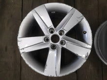 Laden Sie das Bild in den Galerie-Viewer, 1x Alufelge 16 Zoll 7.0&quot; 5x100 46ET Glanz Silber 6V0601025 Skoda Rim Wheel