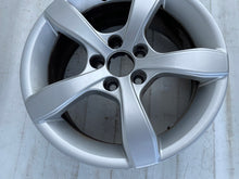 Laden Sie das Bild in den Galerie-Viewer, 1x Alufelge 15 Zoll 6.0&quot; 5x100 29ET Glanz Silber 8X0071495 Audi A1 Rim Wheel