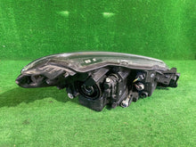 Load image into Gallery viewer, Frontscheinwerfer Toyota Yaris Links Scheinwerfer Headlight