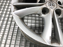 Laden Sie das Bild in den Galerie-Viewer, 1x Alufelge 16 Zoll 6.5&quot; 5x114.3 39ET Glanz Silber PZ474-T0675-Z Toyota
