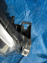 Load image into Gallery viewer, Frontscheinwerfer Toyota Yaris Rechts Scheinwerfer Headlight SCH7959487914xe