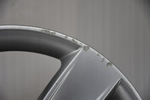 Laden Sie das Bild in den Galerie-Viewer, 1x Alufelge 17 Zoll 7.0" 5x112 46ET Glanz Silber 6R0601025A VW Rim Wheel FEL8702483558ga