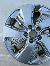 Load image into Gallery viewer, 1x Alufelge 17 Zoll 7.0&quot; 5x114.3 50ET 52910-K4000 Hyundai Kona Rim Wheel