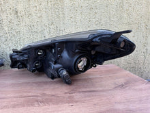 Laden Sie das Bild in den Galerie-Viewer, Frontscheinwerfer Toyota Yaris Ein Satz Scheinwerfer Headlight SCH9924022483lk