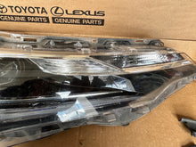 Laden Sie das Bild in den Galerie-Viewer, Frontscheinwerfer Toyota Corolla 81110-02L70-00 16744F164867574 LED Rechts