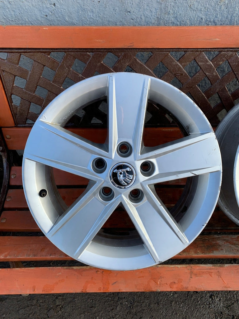 1x Alufelge 16 Zoll 6.0" 5x112 48ET Glanz Silber 5E0601025M Skoda Octavia Iii