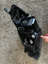 Laden Sie das Bild in den Galerie-Viewer, Frontscheinwerfer Toyota Yaris Rechts Scheinwerfer Headlight SCH6744149274zu