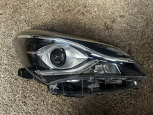 Laden Sie das Bild in den Galerie-Viewer, Frontscheinwerfer Toyota Yaris Rechts Scheinwerfer Headlight SCH7451570388bg