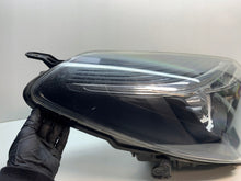 Laden Sie das Bild in den Galerie-Viewer, Frontscheinwerfer Toyota Yaris Rechts Scheinwerfer Headlight SCH2642749762lo