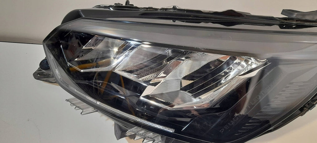 Frontscheinwerfer Peugeot 2008 II E219048 Ein Stück (Rechts oder Links)