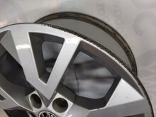 Laden Sie das Bild in den Galerie-Viewer, 1x Alufelge 17 Zoll 7.0&quot; 5x112 45ET Glanz Silber 5E0601025 Skoda Octavia Iii