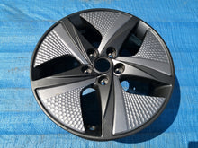Load image into Gallery viewer, 1x Alufelge 17 Zoll 7.0&quot; 5x114.3 53ET Glanz Silber 529100G2600 Hyundai Ioniq