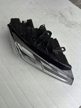 Laden Sie das Bild in den Galerie-Viewer, Frontscheinwerfer Audi Q2 81A941036 LED Rechts Scheinwerfer Headlight