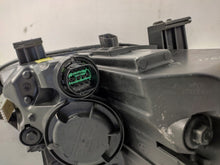 Laden Sie das Bild in den Galerie-Viewer, Frontscheinwerfer Hyundai I30 III 92101-G4020 Ein Stück (Rechts oder Links)