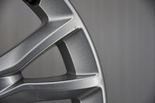 Load image into Gallery viewer, 1x Alufelge 17 Zoll 7.0" 5x110 39ET Glanz Silber 13276735 Opel Astra H Zafira FEL4878502374jv