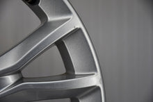 Laden Sie das Bild in den Galerie-Viewer, 1x Alufelge 17 Zoll 7.0" 5x110 39ET Glanz Silber 13276735 Opel Astra H Zafira FEL4878502374jv