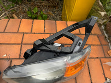 Laden Sie das Bild in den Galerie-Viewer, Frontscheinwerfer Mitsubishi Colt Ein Stück (Rechts oder Links) Headlight