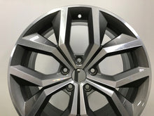 Laden Sie das Bild in den Galerie-Viewer, 1x Alufelge 18 Zoll 7.5" 5x112 45ET Glanz Graphit 5F0601025N Mg Rim Wheel FEL9776553320rk