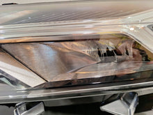 Laden Sie das Bild in den Galerie-Viewer, Frontscheinwerfer Dacia Sandero III 260608545R Links Scheinwerfer Headlight