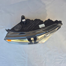 Laden Sie das Bild in den Galerie-Viewer, Frontscheinwerfer Skoda Enyaq 5LB941015F LED Links Scheinwerfer Headlight