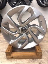 Laden Sie das Bild in den Galerie-Viewer, 1x Alufelge 16 Zoll 6.5" 4x108 20ET Glanz Silber 39007897 Opel Crossland X FEL1368103217nm